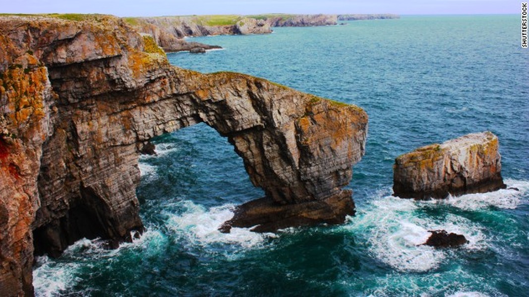 Cây cầu Green Bridge of Wales trên bờ biển Pembrokeshire là một trong những điểm ngắm cảnh nổi tiếng nhất ở xứ Wales, Vương quốc Anh. Do bị nước biển bào mòn, phần giữa của cây cầu tự nhiên này bị tách ra.